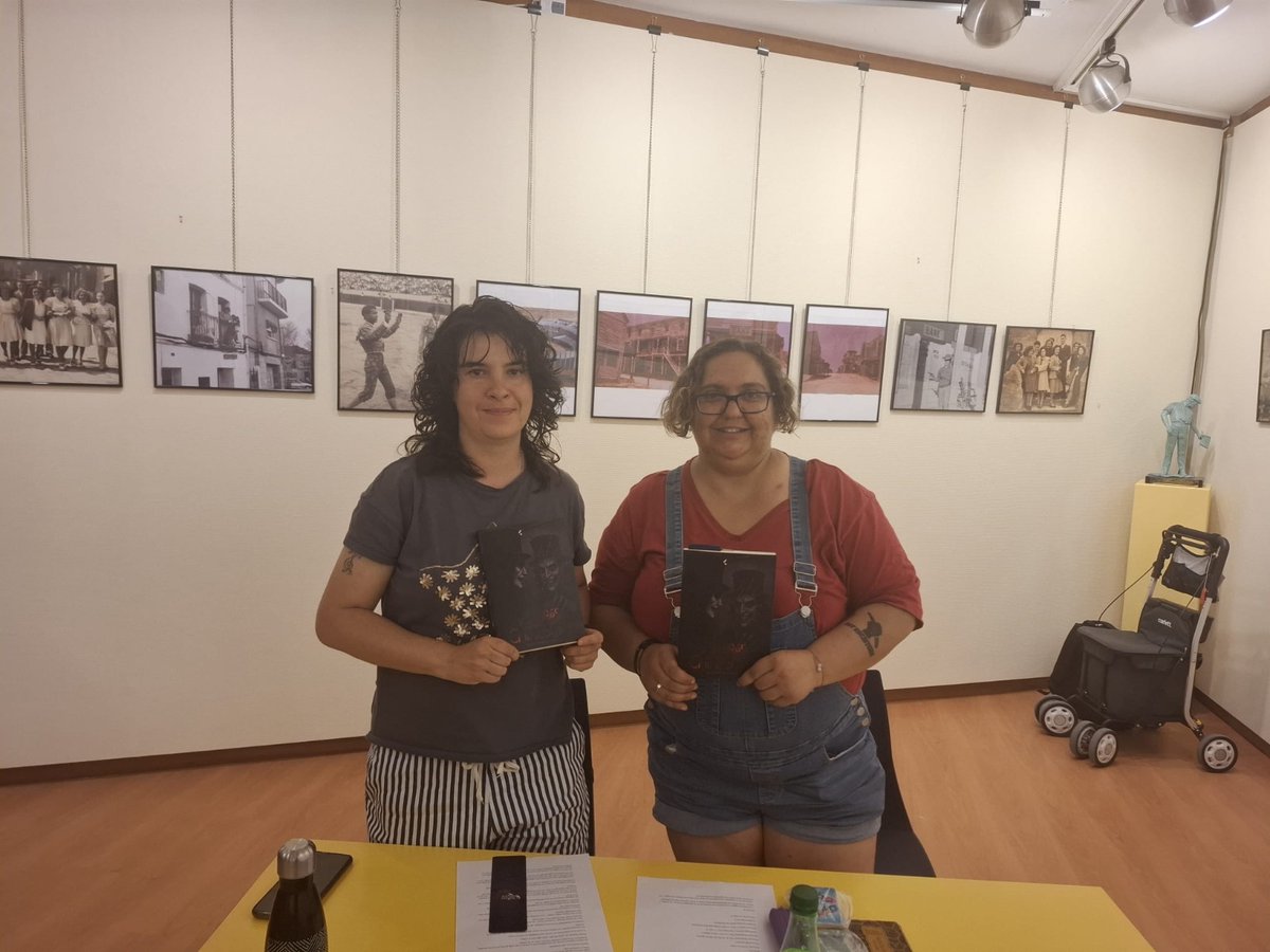 Diverliteraria's tweet photo. El pasado 30 de mayo vivimos una día increíble  en el CC Pablo Picasso descubriendo el fascinante universo de “Sombras Chinescas”. 📖🎭
Queremos dar las inmensas gracias a su autora, Susana Nérida Suárez por compartir su talento y cercanía.👉 https://t.co/HCVet1bfcw https://t.co/473UdTzz3t
