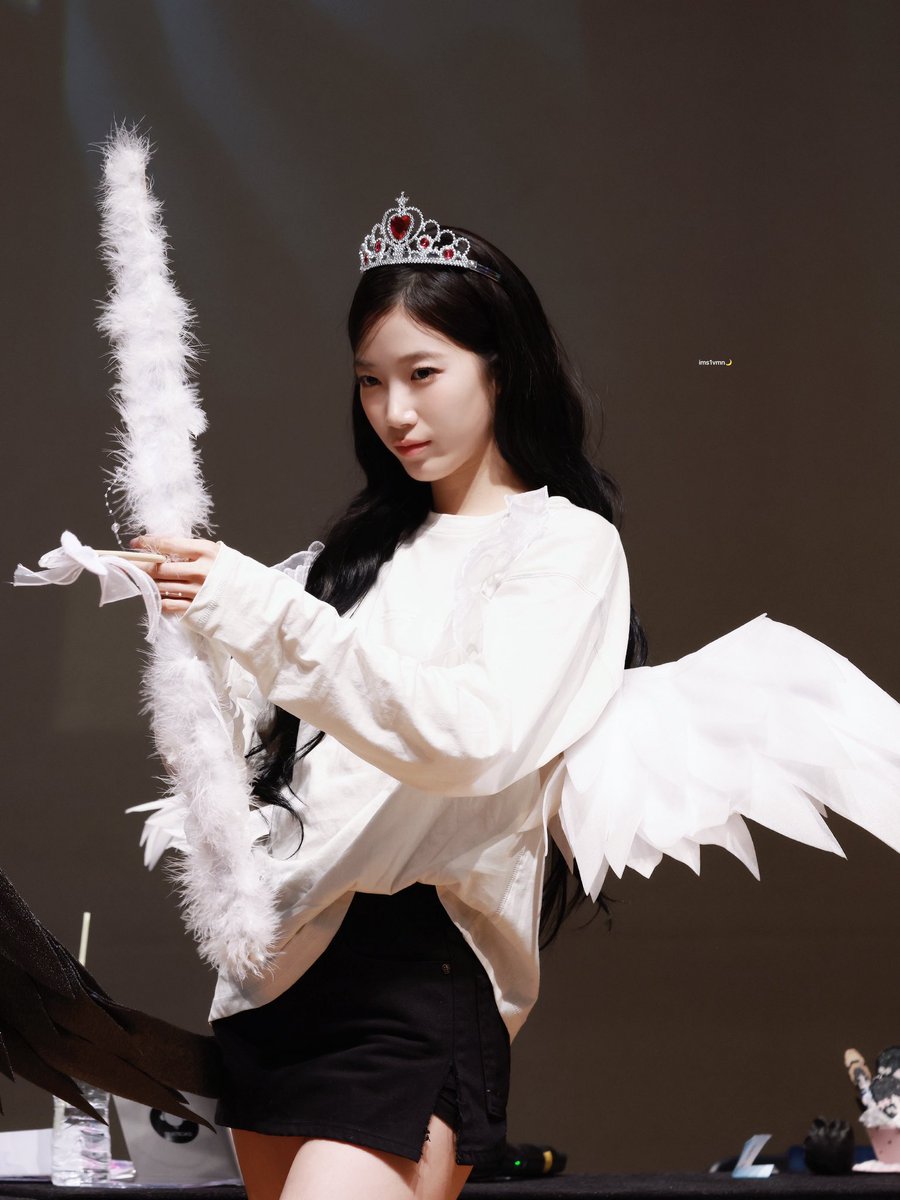 ims1vmn's tweet photo. 260531 | br fansign
she is my angel👼

#LE_SSERAFIM #르세라핌 #KAZUHA #카즈하 #カズハ https://t.co/H6WAFBaaJ0