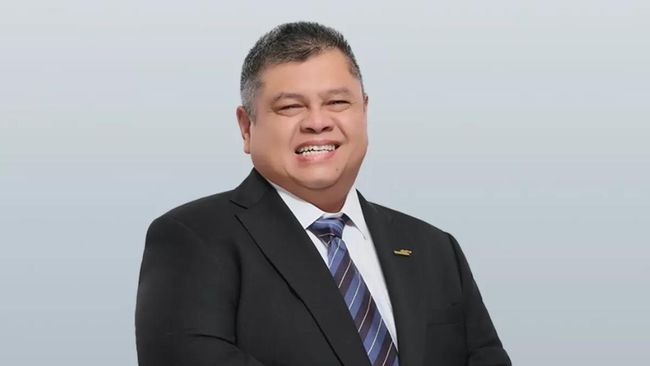 dimarsasongko98's tweet photo. Kepala BPKP Yusuf Ateh tugasnya ngaudit Bank Mandiri.

Tapi selama 5 tahun (2021–2026), dia juga Komisaris Bank Mandiri , digaji oleh bank yang harusnya dia awasi. Baru dicopot April 2026.

Wakilnya, Agustina Arumsari? Komisaris Pertamina Patra Niaga. Yang juga diawasi BPKP.

Dua pimpinan lembaga "pengawas negara", dua-duanya punya kepentingan finansial di BUMN yang mereka awasi. Bertahun-tahun.

Terus ini mau ngomong antikorupsi?