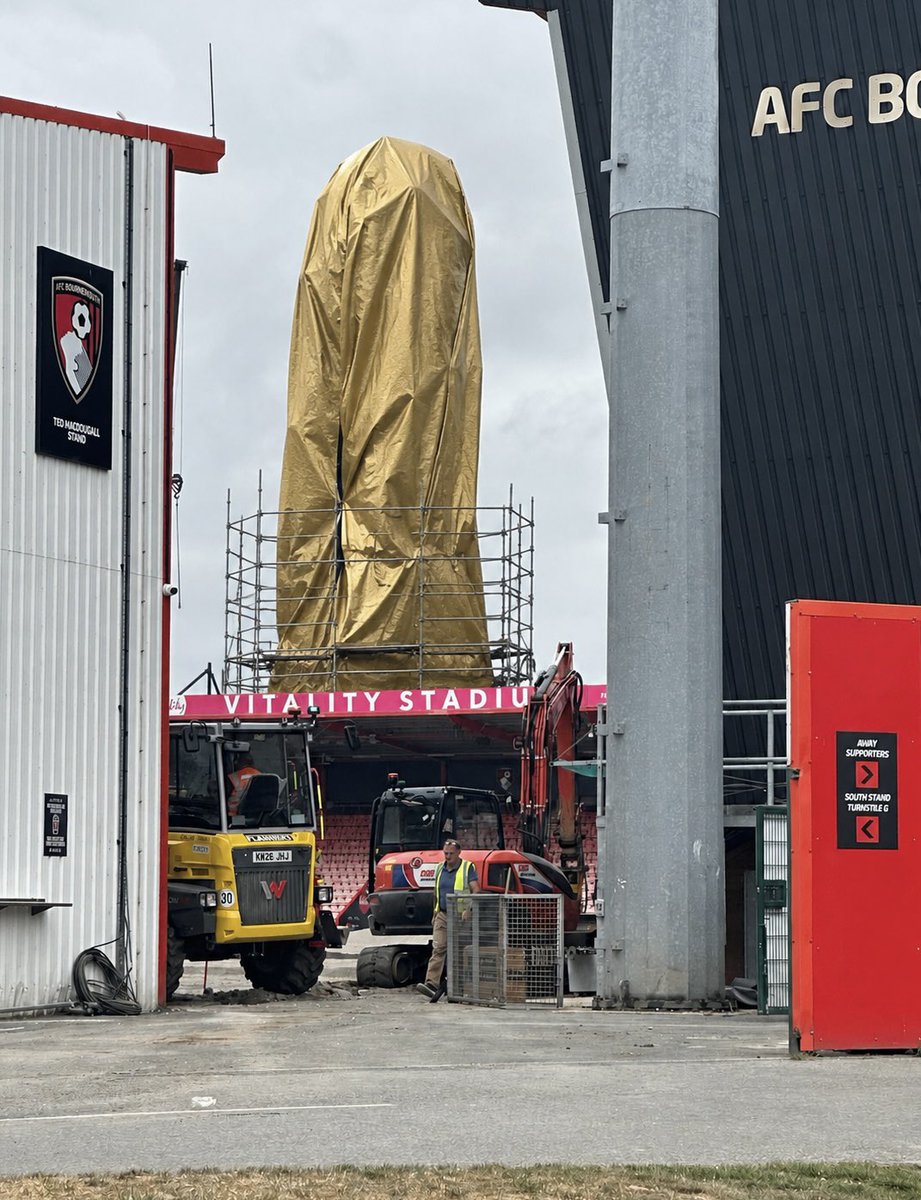 geoffzzzzzz's tweet photo. Not sure if this is the final position but I'm pretty sure the @keithcb49 statue has arrived at Dean Court (under wraps obvs) 

Disappointed it's not larger 🙄
🍒🍒🍒🍒 https://t.co/SZ3nl5tHJG