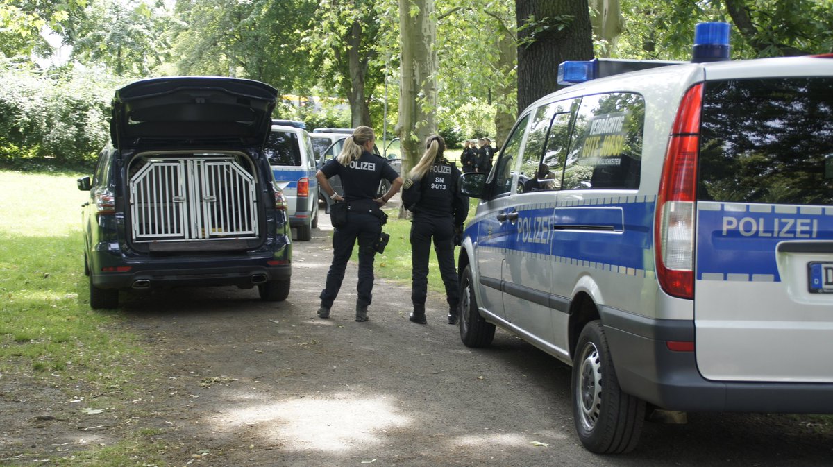 FlorianModi's tweet photo. Großeinsatz der Polizei am Schwanenteich wo immerwieder Drogen und Haftbefehle an der Tagesordnung sind in Leipzig 2.6.26 https://t.co/gYHwUdxwd4