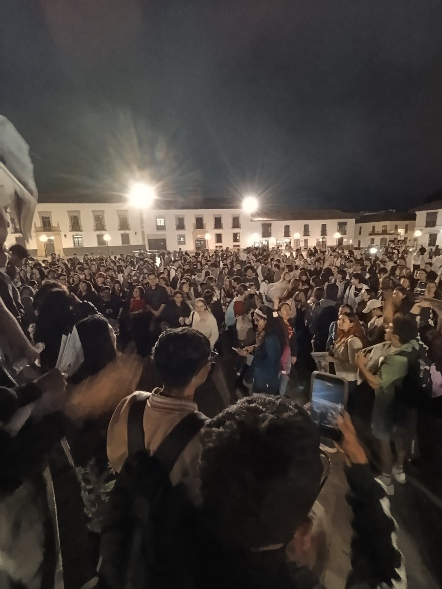 elReneJimenez's tweet photo. Quien dijo miedo?
Anoche, Miles de jóvenes se tomaron las calles de Bogotá y Tunja en respaldo a @IvanCepedaCast 
La juventud no debe perder la esperanza, ni debe olvidar que lo que se juega es su presente y futuro. No sé puede volver al pasado. 
Ahora, que sea en todo el país https://t.co/JnWmrVKrRW