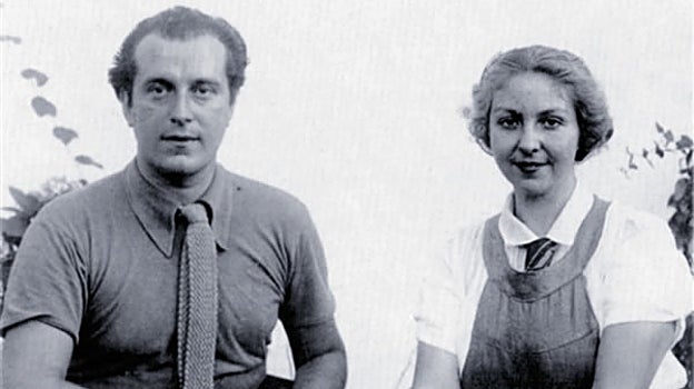 JavierBerzosa's tweet photo. Cuando el joven Miguel Hernández llegó a Madrid fue acogido en el entorno de Rafael Alberti y Maria Teresa León. Pese a no ser de origen burgués, como ellos, sino campesino, su poesía le abrió las puertas del círculo intelectual de aquellos años de preguerra.
Una vez iniciado el conflicto, Miguel Hernández se alistó para combatir en el frente mientras Rafel Alberti y su mujer se erigieron en Comité antifascista para señalar y perseguir, en la retaguardia y lejos del frente, a aquellos intelectuales que no eran socialistas o comunistas.
Cuando, a finales de noviembre y diciembre de 1936, parecía que Madrid iba a caer en manos de los nacionales, Miguel Hernández tuvo un grave desencuentro con Rafael Alberti y Maria Teresa León. 

El incidente tuvo lugar concretamente durante el II Congreso de Intelectuales para la Defensa de la Cultura, un evento organizado en Madrid por la Alianza de Intelectuales Antifascistas, cuya gestión directa recaía en Rafael Alberti y María Teresa León.

Miguel Hernández llegó a la sede de la Alianza, en el incautado palacio de los Heredia Spínola, directo desde las trincheras, sucio, con piojos y oliendo a pólvora. Al cruzar la puerta, presenció un banquete con abundancia de comida y bebida, música, bailes y un ambiente de alta sociedad de la que provenían Alberti y su mujer.
Muchos de los allí presentes vestían el "mono azul" de miliciano, pero limpio, almidonado e impecablemente planchado como si fuera un disfraz de gala, una actitud que el propio Juan Ramón Jiménez definió despectivamente como "señoritos imitadores de guerrilleros". Para Hernández, que veía morir a los soldados de verdad por falta de suministros, aquello fue una traición moral insoportable.

La provocación verbal: 
Miguel Hernández, profundamente irritado, se acercó a Rafael Alberti y le soltó cara a cara la frase: "Aquí hay mucha puta y mucho hijo de puta".

El reto de Alberti: 
En lugar de apaciguar los ánimos, un ofendido Alberti le retó con soberbia: "Atrévete a decírselo a todos en voz alta".
 
La pizarra: 
Hernández no se echó atrás. Se dirigió a una pizarra escolar que presidía el salón de actos y, con un trozo de tiza y trazo grueso, escribió la frase textualmente a la vista de todos los asistentes.

La agresión física: 
María Teresa León, al verse aludida como la gran anfitriona del evento, arremetió contra él gritándole que no tenía derecho a insultar así a las mujeres de la Alianza. Acto seguido, le propinó un golpe tan violento que, según los testigos, lo tiró al suelo (algunos biógrafos apuntan que llegó a romperle un diente). Amigos comunes tuvieron que interponerse rápidamente para que la violencia no fuera a más.

Mes y medio después de la agresión, ante el avance de las tropas franquistas, se desató el pánico y comenzó la evacuación generalizada de la capital. Los líderes políticos e intelectuales de izquierdas organizaron caravanas de coches y aviones para huir hacia Valencia y el extranjero. Era el "sálvese quien pueda".

Nadie se acordó de reservar una plaza para Miguel Hernández. El poeta quedó completamente aislado y desamparado en Madrid, abandonado a su suerte por la misma élite cultural a la que había criticado. Y siguió combatiendo hasta el final de la guerra.

Poco antes del fin de la guerra, se cruzaron por última vez en Monóvar (Alicante). Alberti, consciente de la inminente tragedia y sintiendo remordimientos, intentó reconciliarse con él:
 "Tú ya sabes cómo son las mujeres, Miguel. Vente con nosotros, te hago un hueco en el avión rumbo a Argelia".

Hernández, manteniendo su orgullo intacto y sin perdonar la hipocresía pasada, le contestó secamente: "Yo me vuelvo a mi pueblo". Alberti no insistió y se subió, junto a su mujer y, probablemente La Pasionaria, a uno de los últimos aviones que partieron rumbo a Orán. 
Después, Miguel Hernández intentó cruzar la frontera de Portugal a pie, donde fue detenido, iniciando el calvario de cárceles que le llevaría a la muerte en prisión por una tuberculosis