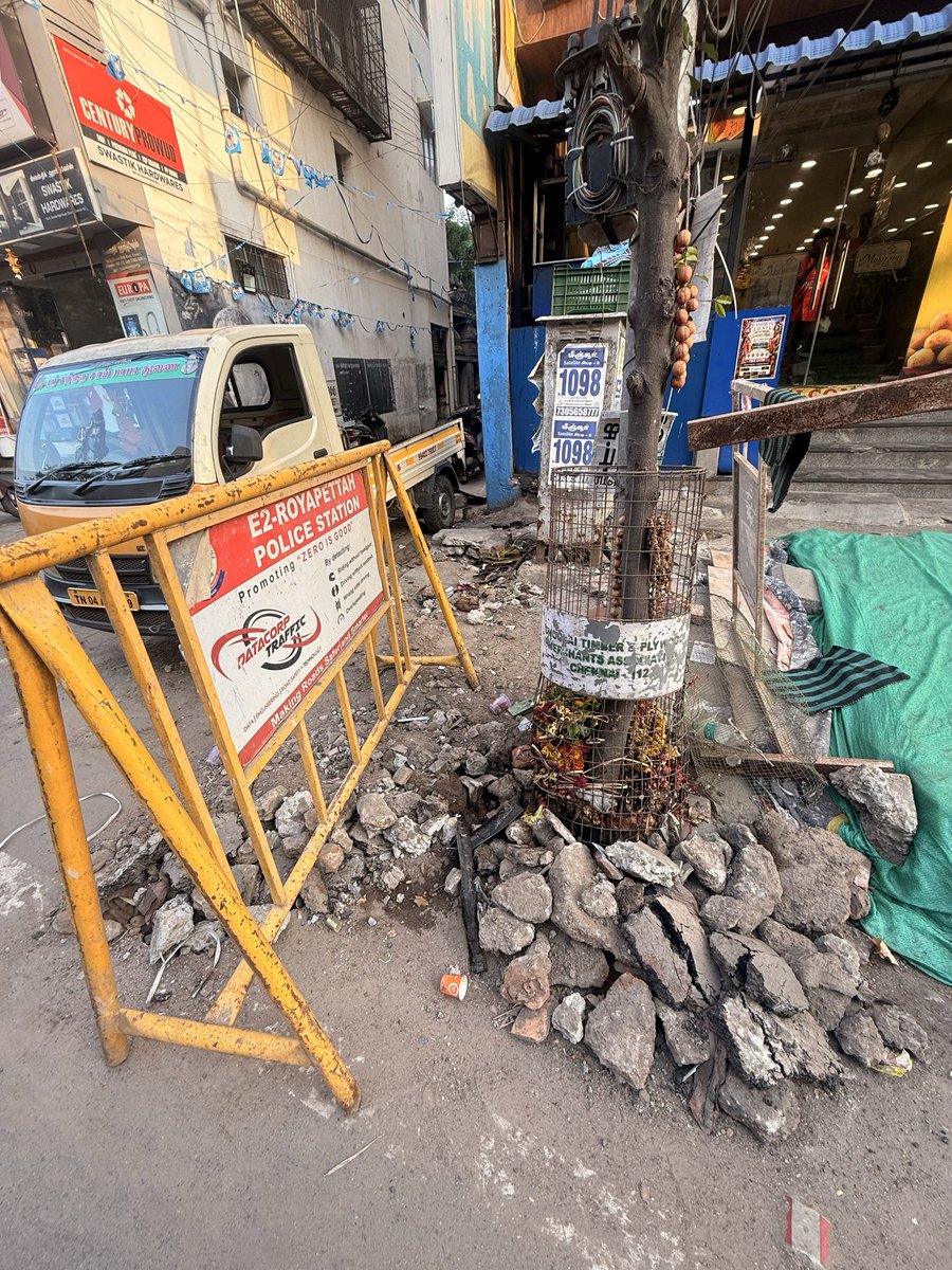 narulusive's tweet photo. 🚨 Incomplete drainage/road work at Choolai High Road is causing inconvenience to pedestrians, customers, and local businesses.
Debris, uneven surfaces, and temporary coverings have been left unattended for weeks despite complaints.
@chennaicorp @mkstalin @CMOTamilnadu @maws_tn https://t.co/OArmZeg6dB