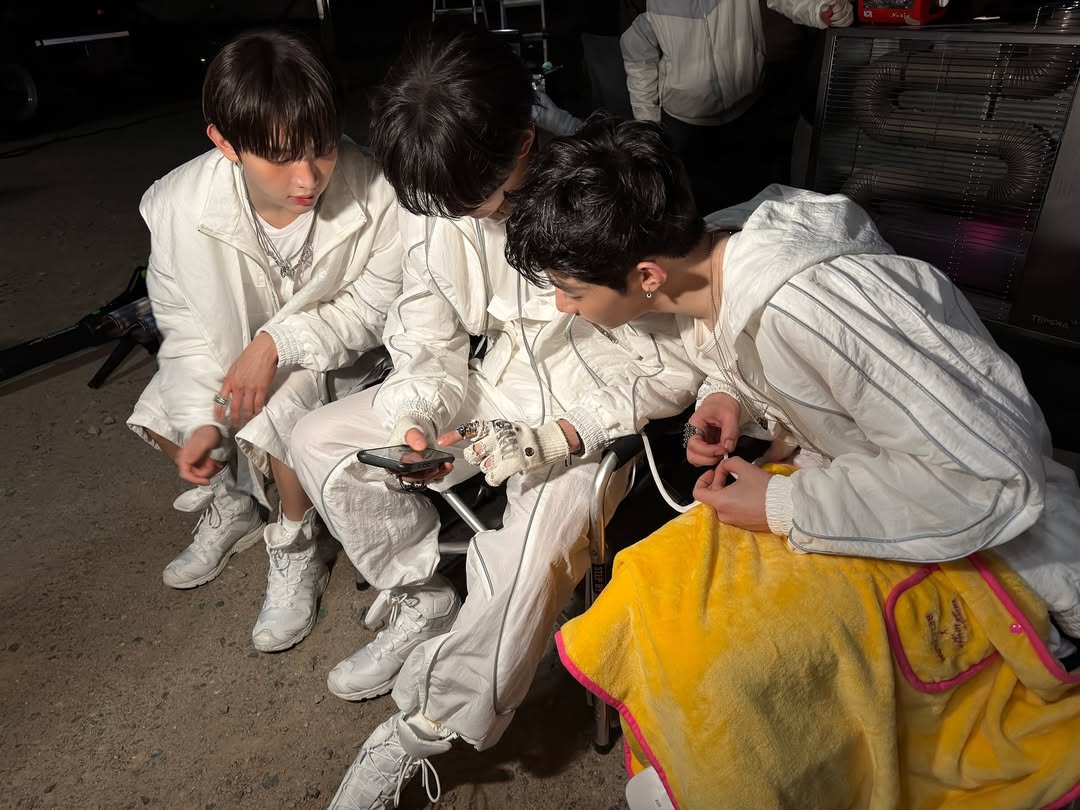 tseungeon's tweet photo. Checking out the footage together made us realize how much this coordinated style emphasizes our energy as a group. https://t.co/oQfOuVcUPV