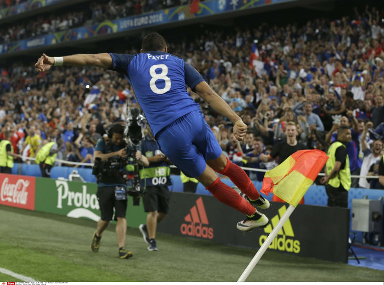 OManiaque's tweet photo. Dimitri Payet à @IFM13000 après France-Albanie lors de l'Euro 2016 : 
🗣️"Dans l'avion du retour, ça ne parlait que du Vélodrome. Griezmann secrètement il aurait rêvé d'être Marseillais c'est sûr. Pourtant tu te dis que c'est des mecs qui jouent au Barça, à Madrid... mais ils ont  vraiment vécu une émotion forte. Ce stade est différent"