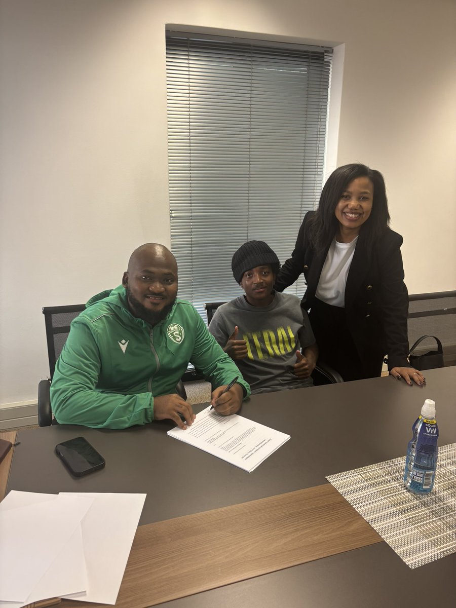PManagementRSA's tweet photo. Making it Pro!

🌟A big congratulations to Kabelo Selowa @KabeloSelowa10 on signing his first Pro Contract after being at Supersport FC now @Siwelele_FC for 9 Years ✊🏽 https://t.co/Bb7pWsZVcP