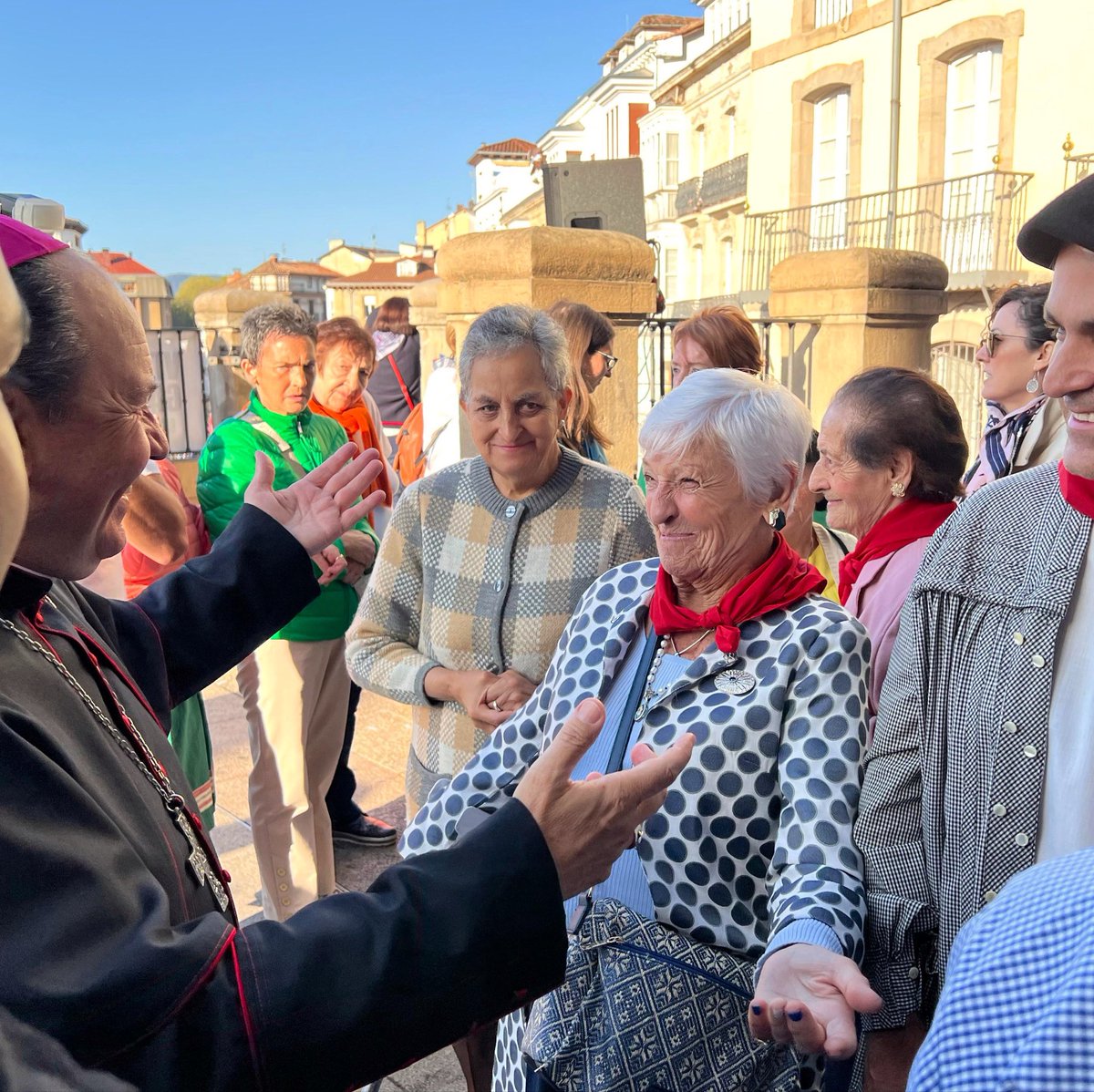 ObispodeVitoria's tweet photo. Celebrar la vida de Asun Gorospe es recordarla en su alegría y cercanía. Su profunda devoción a la Virgen Blanca y su pasión por el Alavés quedarán siempre en nuestra memoria. Ahora, ya en la patria celestial, podrá abrazar a nuestra patrona y celebrarla en todo su esplendor. https://t.co/VdS59JStKx