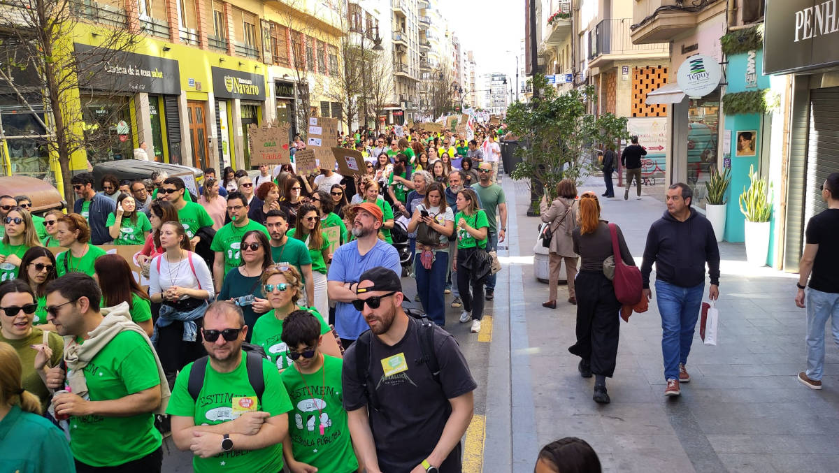 CompromisCdM's tweet photo. La nostra companya Eugenia Sànchez escriu sobre la vaga educativa del professorat valencià 💚

Llig l'article! 👉 https://t.co/AmSbFHs7c4

#VagaEducativa https://t.co/DLpRcI0afZ
