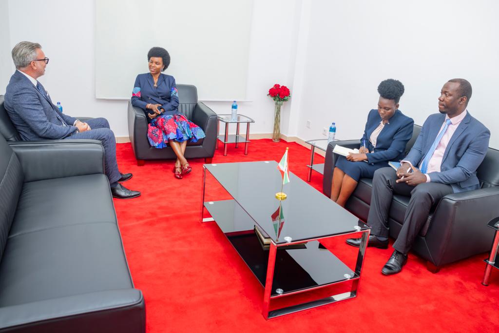 UbumweHebdo's tweet photo. Umutambukanyi w'Umukuru w'igihugu @Burundi1stLady,asanzwe arongoye urwego rw'umutambukanyi w'umukuru w'igihugu rujejwe iterambere #OPDD yahaye umubonano mu biro iwe ku kirimba kwa @KwaNtare Jean-Noël Gentile yahora aserukira Ishirahamwe PAM mu Burundi. https://t.co/w38NAyWRR8