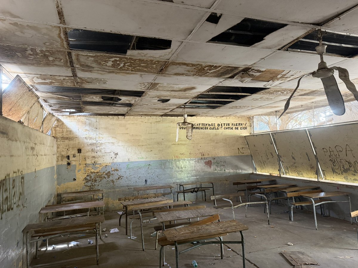 Niintche's tweet photo. Voici une classe, oui, une classe de 6e qu’occupent en moyenne 80 élèves. Nous sommes au CEM Badara Mbaye Kaba.
Grâce à AXA Assurances, dans le cadre de sa politique RSE, mais aussi du « Week for Good », en partenariat avec la SAC dans le cadre du projet Njariñ, nous avons entamé aujourd’hui les travaux de rénovation et de réhabilitation de l’établissement.

Ne vous étonnez pas encore 😩 : les toilettes des filles et des garçons (en commentaire) 👇🏼