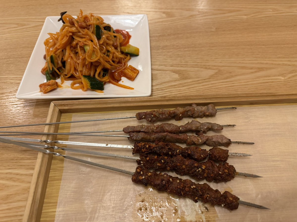 summon0717's tweet photo. 池袋のガチ中華串焼き屋で飲んでるんだけど、中国人が食にかける情熱と技量を舌で感じる… https://t.co/qoZecSvXnU