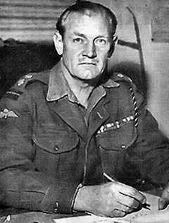 DrHelenFry's tweet photo. Lieutenant Colonel “Mad Jack” Churchill stormed into battle playing the bagpipes, armed with a Scottish broadsword and longbow.

He captured 42 German soldiers single-handedly with just his sword and remains the last known man to kill an enemy with a bow and arrow in combat. https://t.co/uw2rcIPtBQ