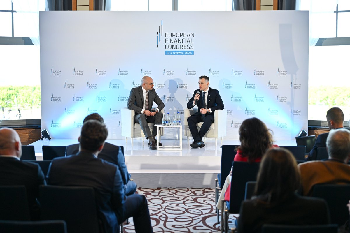 uknf's tweet photo. 📌 Podczas @EFCongress w Sopocie odbył się fireside chat z udziałem @JacJastrzebski – Przewodniczącego Komisji Nadzoru Finansowego oraz Dmytro Oliinyka - Zastępcy Prezesa Narodowego Banku Ukrainy (@NBUkraine) odpowiedzialnego https://t.co/1dhe8vH3MS. za nadzór finansowy, pt. "Financial sector resilience, business continuity and regulatory oversight in the face of wartime risks". Gospodarzem rozmowy był @uknf 
▶️ Przedmiotem rozmowy było funkcjonowanie ukraińskiego sektora finansowego w warunkach wojny oraz doświadczenia Narodowego Banku Ukrainy (NBU) związane z utrzymaniem stabilności systemu bankowego po rozpoczęciu pełnoskalowej rosyjskiej inwazji na Ukrainę w lutym 2022 r. Szczególną uwagę poświęcono działaniom podjętym w pierwszych dniach konfliktu oraz wnioskom, które mogą być przydatne dla nadzorów finansowych i podmiotów rynkowych w innych krajach.
▶️ Wiceprezes Narodowego Banku Ukrainy podkreślił, że kluczowe znaczenie miało wcześniejsze przygotowanie do sytuacji kryzysowej. Jeszcze przed wybuchem wojny opracowano plany awaryjne, procedury działania oraz scenariusze zapewniające ciągłość funkcjonowania sektora finansowego. Dzięki temu możliwe było szybkie wdrożenie nadzwyczajnych rozwiązań już w pierwszych godzinach po rozpoczęciu działań wojennych.
🔸 Zachęcamy do zapoznania się z pełną relacją z rozmowy: https://t.co/CvgybXd1qs