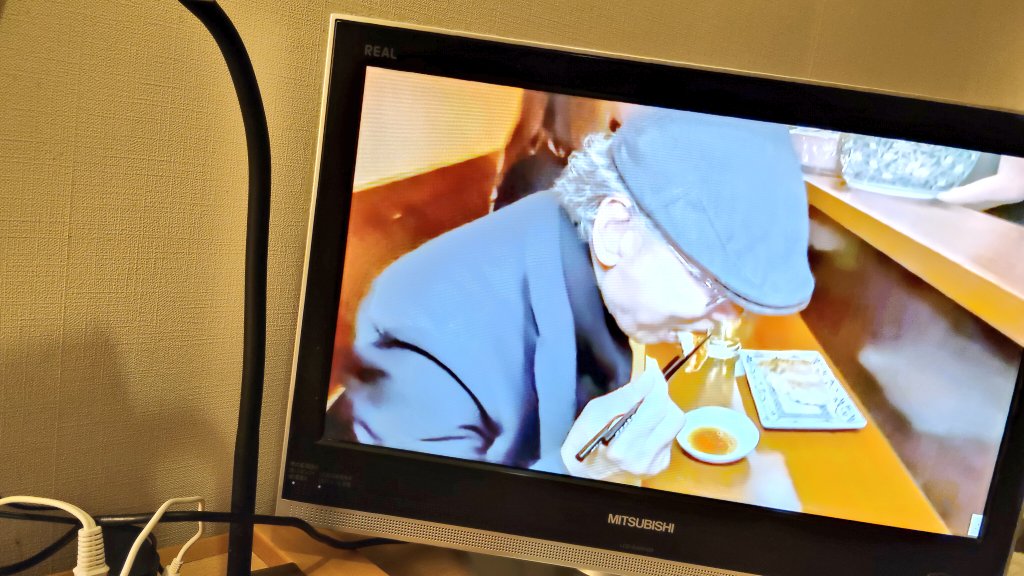 voxCatCouple's tweet photo. サーフィン車中泊５０日目

🥤サワータイム🥤

YouTube 見ながら飲んでます
吉田類さん
YouTubeで見れるんですね😯

窓から見える景色は絵画のよう🧐
車中泊もいいけど
こんなホテル飲み飲みもいいですね👍

これから雨 風 強くなるらしいです🙄

#サーフィン #車中泊 #夕飯 #晩酌 #レモンサワー https://t.co/QkIQcrFEMw