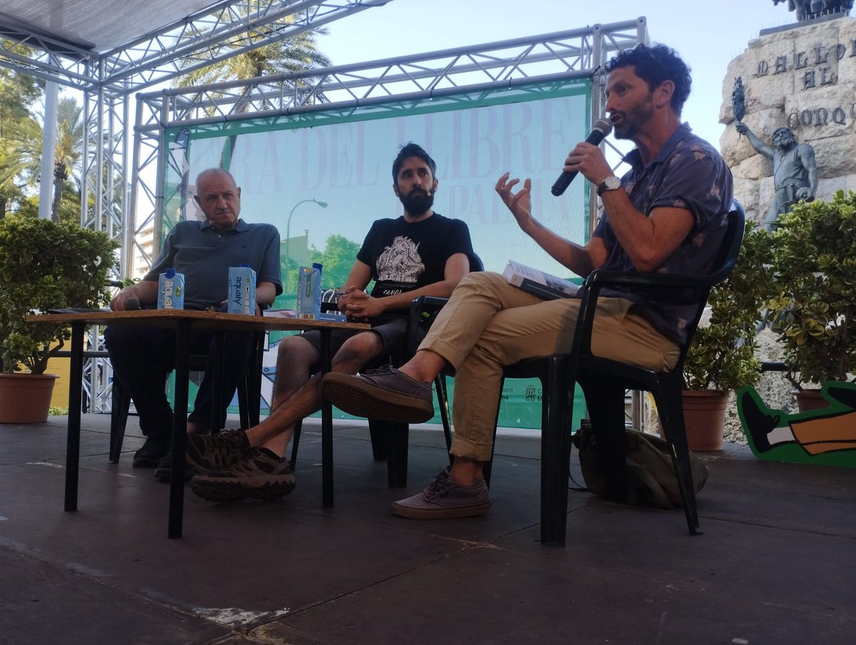 EdiMoll's tweet photo. Ahir, a la Fira del Llibre de Palma a la plaça d’Espanya, presentació d’Els grans cementiris sota la Lluna’, de Georges Bernanos, amb Mateu Morro, Eduard Moyà i Tomeu Canyelles
https://t.co/dojPxr7THV https://t.co/ilHbSIzXYc