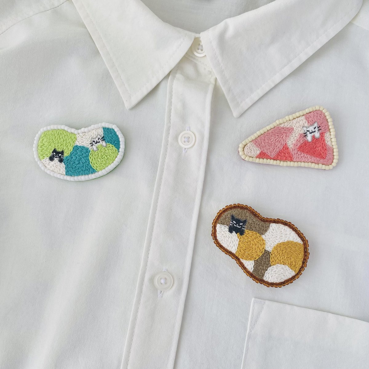 刺繍とビーズのブローチが出来ました♪ 小さな猫がちょこっといます