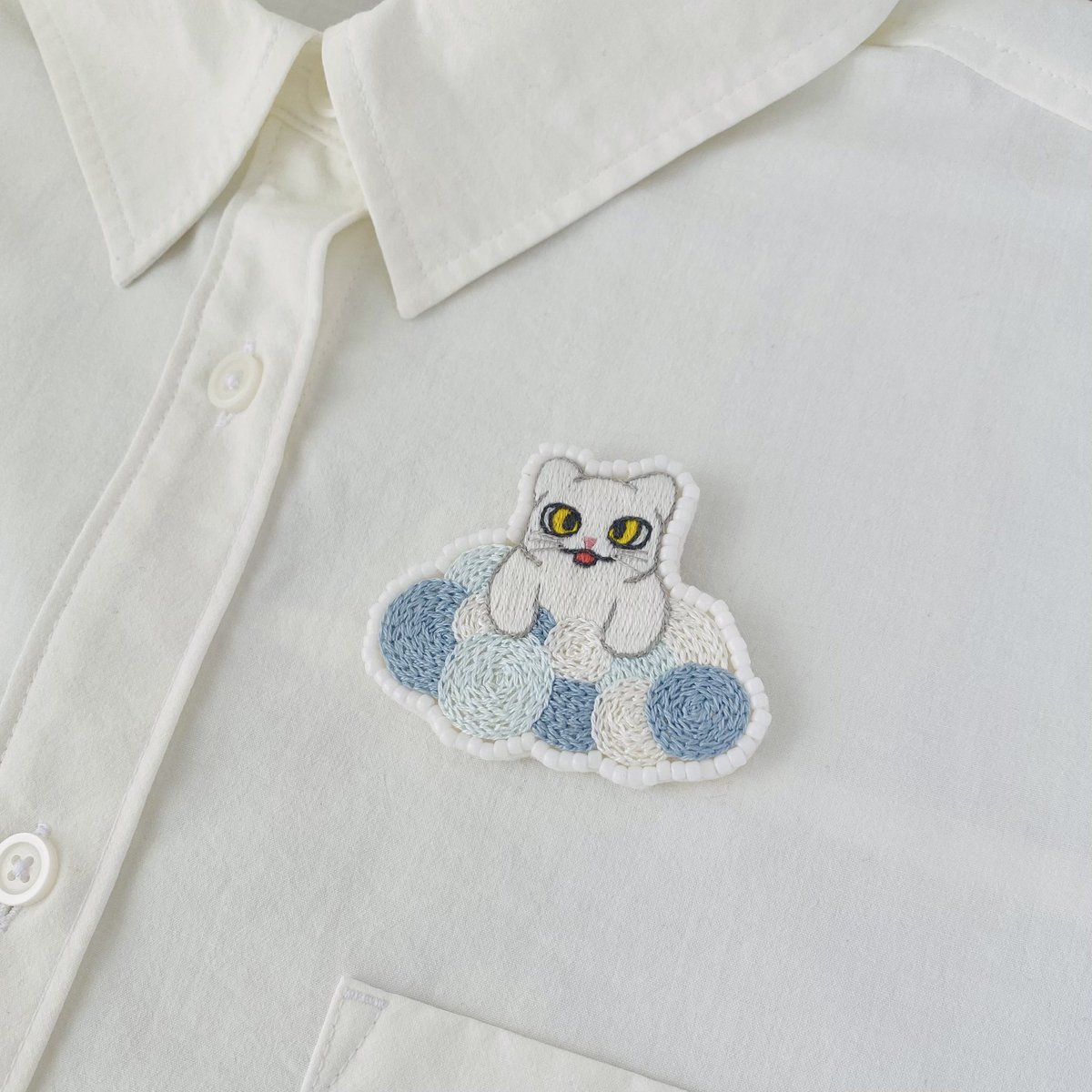刺繍とビーズのブローチが出来ました♪ 小さな猫がちょこっといます