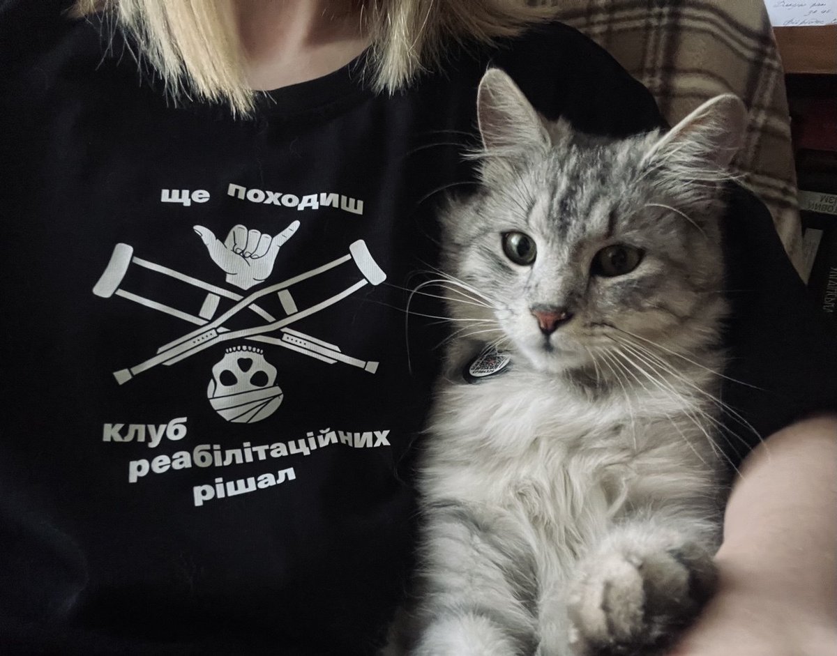 did_zhurba's tweet photo. Друзі, а я вам ще напам'ятаю,  що ще лишилось трошки лімітованих рішальних футболок аби ви в них ганяли наймодніші.
100% прибутку з них йде на реабілітацію військових. 
1555 грн і летить до вас.
Пишете мені - я даю вам куди кидать гроші - футболка мчить до вас на всіх парах.
Наразі є розміри S та M. Чи буде ще? Хто зна...