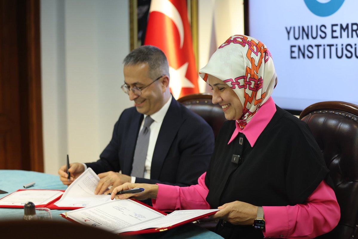 KizilayKurumsal's tweet photo. Yunus Emre Enstitüsü ile kültürel ilişkilerin geliştirilmesi, gönüllülük çalışmalarının desteklenmesi ve ortak projelerin yürütülmesine yönelik iş birliği protokolü imzalandı. https://t.co/gQVapV1mHZ