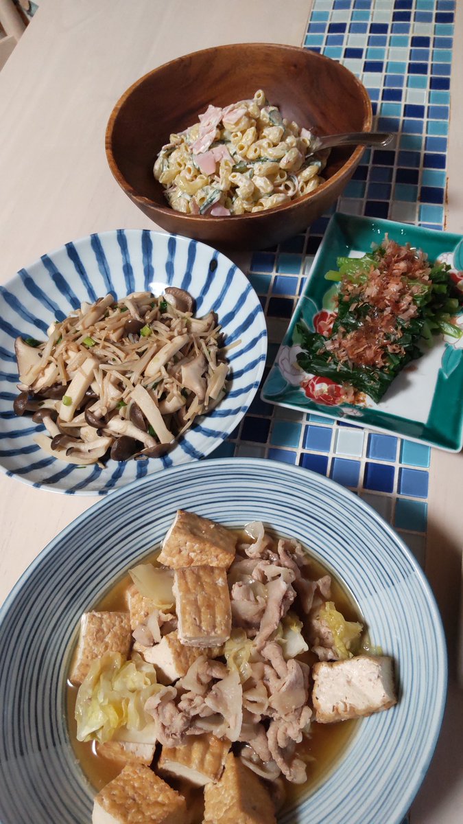 pottan_718's tweet photo. 🍺今夜の晩酌🍺

厚揚げと豚肉の煮物
キノコもりもり炒め
マカロニサラダ
行者にんにく

腸活のため、キノコたっぷりのネギ塩炒め！！　#おうちごはん　#おうち居酒屋 https://t.co/q8SKzQCm2L