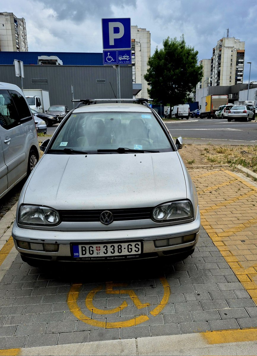 MarkanVranic's tweet photo. @prijavi_problem Na parkingu u ul. Jurija Gagarina, ispred broja 102, Novi Beograd, nalazi se parkirano vozilo sa ne važećom parking kartom za invalide na mestu predvidjenom za iste? https://t.co/IsojUoFjAg