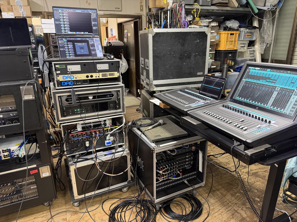 HashiRemote's tweet photo. De Feedback、週末の現場で使うために仮組テスト。ミキサーはもちろんLV1Classic+Control
ネットワークは、Dante/SoundGrid/Milan

サブ卓DM3のMC4本もDe Feedbackに通すなどルーティングは複雑そうですが、Directoutコンバーターで楽々。

以前からの現場なので、なんと！LRです(^^)
がしかし、プラグインパワー炸裂でバスミックスもかつてない音を目指します。