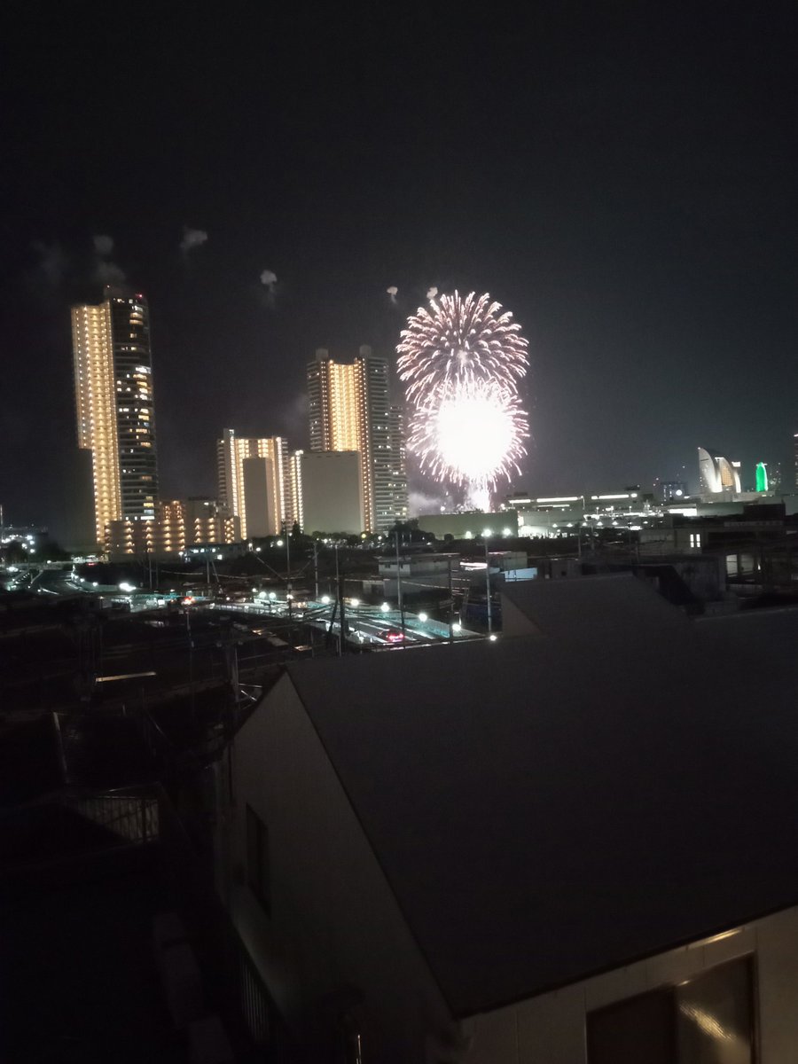 redzero0079's tweet photo. 横浜開港祭の花火🎆
今年は火事になりませんでしたw https://t.co/FC7aWFVjSj