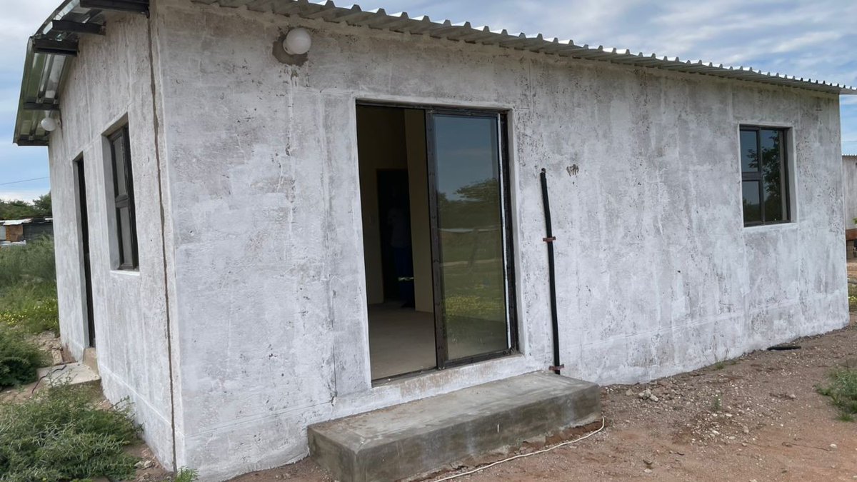 ChapmanCardoso's tweet photo. El Ing. cubano Karel Figueroa ha asistido la terminacion del programa de viviendas en la region de Kunene. Aplicando variantes para una mejor cimentacion, logra estructuralemente una mejor propuesta en esa etapa constructiva. Sumando ideas, sumando satisfacciones constructivas! https://t.co/6WHPx6UKz9