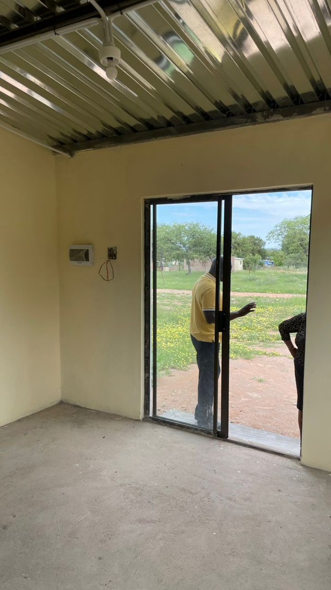 ChapmanCardoso's tweet photo. El Ing. cubano Karel Figueroa ha asistido la terminacion del programa de viviendas en la region de Kunene. Aplicando variantes para una mejor cimentacion, logra estructuralemente una mejor propuesta en esa etapa constructiva. Sumando ideas, sumando satisfacciones constructivas! https://t.co/6WHPx6UKz9