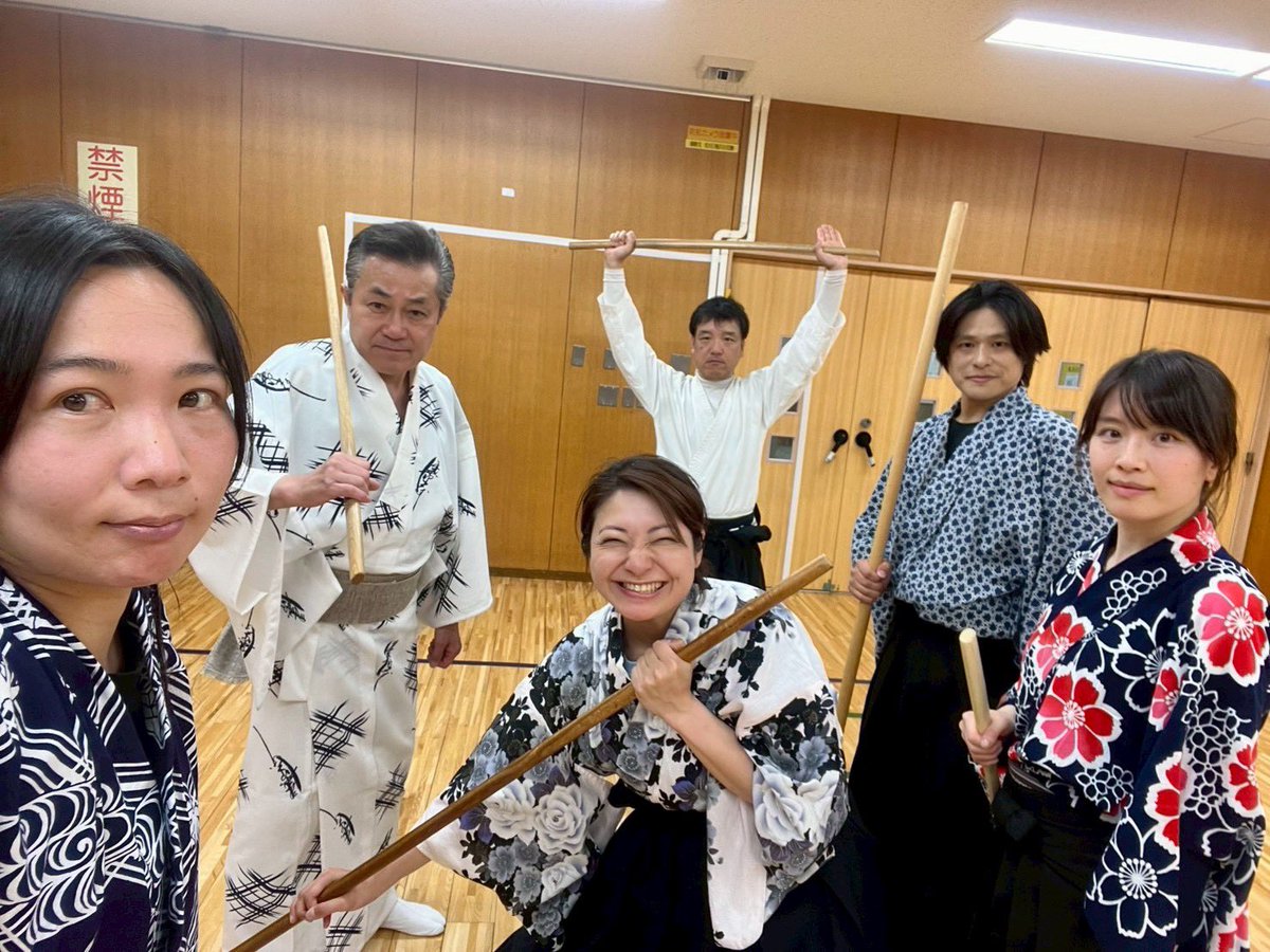 maasa_iida's tweet photo. 5月末に殺陣師であり俳優の橋本和幸さんにお稽古会をしていただきました！
今回もレベルの高い充実したお稽古でした✨ヘロヘロだけどめっちゃ楽しい！！
橋本さんもこのお稽古会を楽しんでいただけていて、とても嬉しいです☺️

5月は橋本さんのお誕生日月🎉
と言う事でみんなでお祝いしました〜🍑 https://t.co/LXEeNZD73n