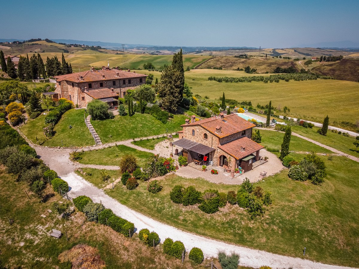 italianhouses's tweet photo. 🌿🏡Inviting home near Gambassi Terme
🏊Shared pool &amp; #Tuscan views
🌳Private garden on 3 sides
🛏️3 beds &amp; 2 bathrooms
🍽️Renovated kitchen &amp; baths
🛋️Fully furnished
💶€310K
❓Pool days or hilltop villages?

https://t.co/sjAOQFGXEi
#PropertyItaly #Toscana #GambassiTerme #Firenze https://t.co/dh8t0wn1TV