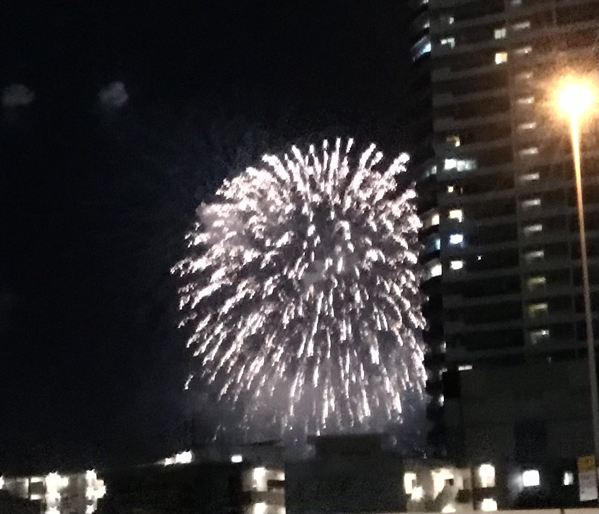 AI_eyeproject's tweet photo. ＃横浜開港祭
今年もベランダ観覧
☔️雨だし快適！ https://t.co/bNoHaXmzv0