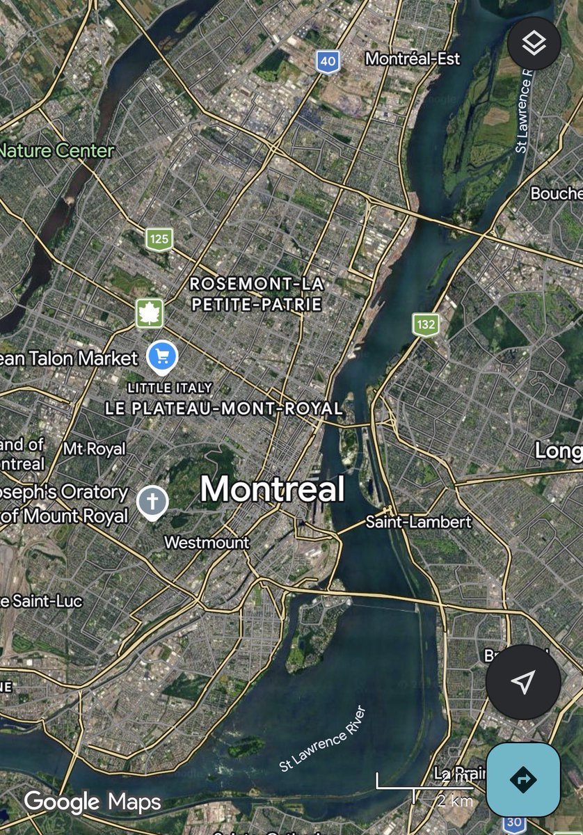 Ideiasradicais's tweet photo. Fascinante. O cara pega um dos melhores exemplos de por que libertarianismo está certo, e usa como se fosse prova contra libertarianismo.

O Canadá é PESADAMENTE anti-construção. A crise de preços altos no Canadá é 100% fabricada pelo estado.

1) É quase ilegal construir.

Olhe os mapas. O que vocèêvê? Casas. Casas pra todo lado. E não prédios.

É ilegal construir prédios fora de zonas muito específicas, o que impede que a demanda seja atendida.

2) Imigração de welfare

O Canadá importou centenas de milhares de imigrantes todos os anos que vão viver de welfare.

Eles não estão na parte produtiva da economia. Não adicionam nada. E não querem.

Mas ocupam imóveis, aumentando demanda.

E como eles votam pra esquerda, a esquerda continua importando eles.

3) China.

É ilegal tirar dinheiro em grandes quantidades da China. Exceto para comprar imóveis.

Então chineses ricos compram imóveis no Canadá, Austrália, NZ e outros países como forma de tirar capital da ditadura. 

Eles não alugam os imóveis. Só deixam parado. E isso aumenta demanda, inclusive pelo fato de que não olham preços. Se a casa é cara, melhor porque tira mais dinheiro da China.

Mais demanda.

Tanto que uma porcentagem significativa de Vancouver tem donos chineses e isso levou a discussão de proibir chineses de comprar.

4) Sim, é só construir mais. É o que Austin fez

Austin no Texas revogou vários limites e proibições para construir. Obras explodiram pra todo lado.

E o preço de imóveis e alugueis despencou.  É a cidade nos EUA que mais melhorou em termos de preços e acessibilidade.

Agora olhem como o cara é algo especial:

Eu estou descrevendo a realidade DELE. Todo dia ele sai na rua e vê casinhas pra todo lado, imigrantes parasitas de welfare e chineses comprando casas...

E não se toca. 

E errados somos nós propondo as soluções dos problemas. 

O que ele faz? Ouve? Não, chama de dogma. 

Eu só estou explicando oferta e demanda. Abram as apostas: qual vai ser a resposta dele?

A) Poxa eu nunca tinha pensado que é um problema de oferta e demanda

B) Me atacar de alguma forma, ou citar que eu não falei sobre Portugal e Europa, que possuem os MESMOS problemas

Já sabem né.

Absorvam isso pessoal:

99% dos "críticos" de Libertarianismo não fazem A MENOR IDEIA do que estão falando, e não conseguem fazer argumentos bons o suficiente para estarem errados.