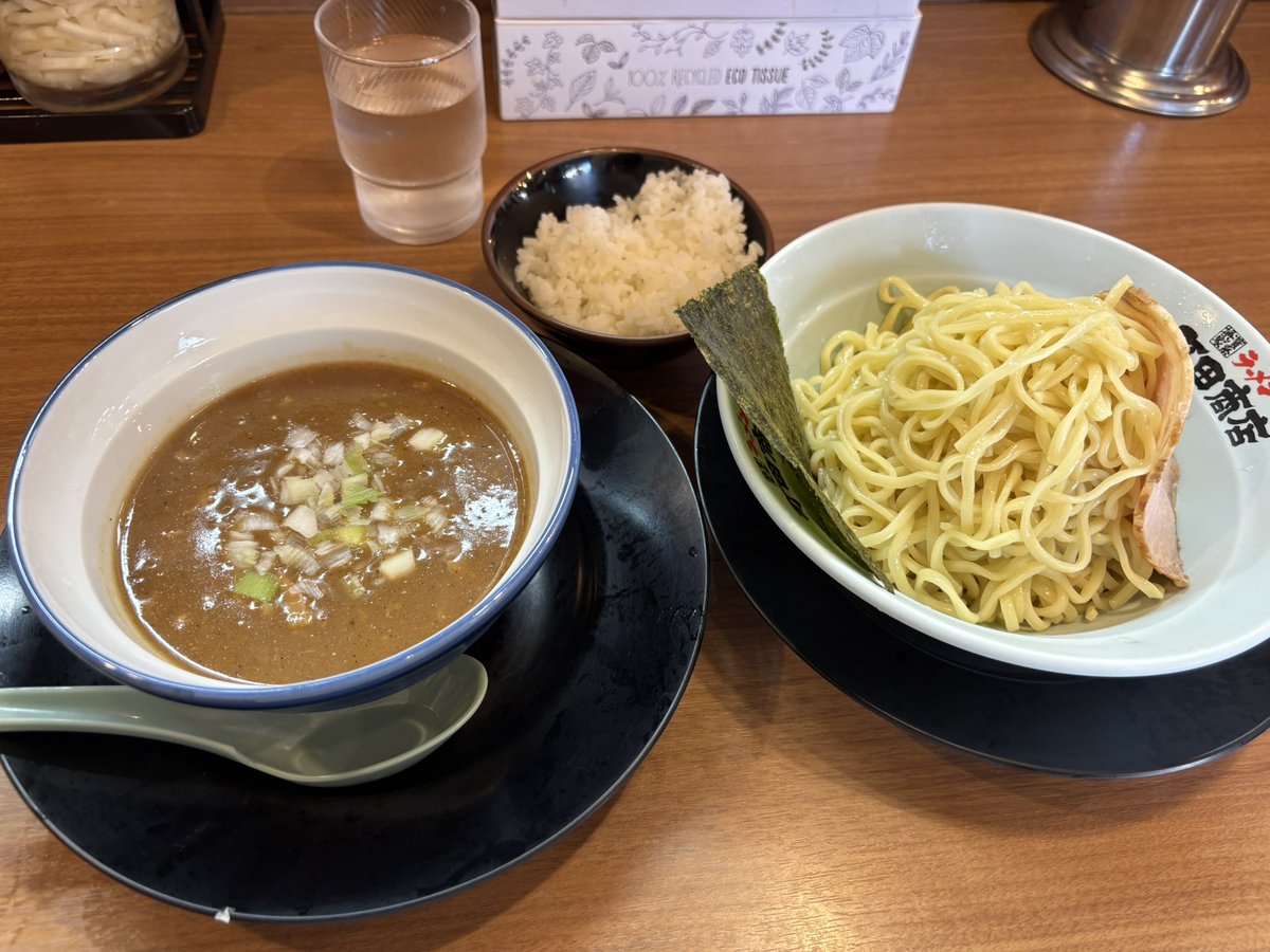 sqmfaster's tweet photo. 町田商店のつけ麺
よくある味のつけ麺で、もう全然家系ではないけど普通に美味い。卓上無料タマネギとお酢の相性良し。 https://t.co/fVdm9urHZC