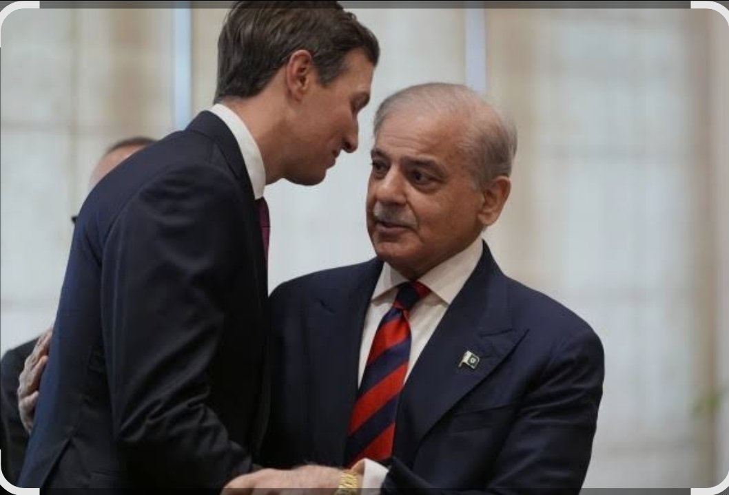 soldierspeaks's tweet photo. خود یہودیوں اور اسرائیل کے یاروں سے یاری لگا کر، ان کی گودی میں بیٹھ کر انہیں کہتے ہیں کہ پاکستانی قوم تو پاگل ہے، ہمارے ڈنڈے پر آسرا کرو۔۔۔ اور ہمیں ڈالر دو ؛ پاکستانی بیوقوف عوام کو ہم سنبھال لیں گے۔۔۔ اور اگر ان کی اس ڈبل گیم کو ننگا کرو، تو تکلیف ہو جاتی ہے!

ابھی تو پارٹی شروع ہوئی ہے۔۔۔ تم ٹھہرو ذرا۔۔۔