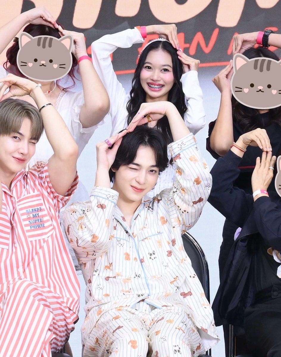 DnxDec96's tweet photo. ตอนถ่ายโฟโต้กรุ๊ปกับแม็กกี้บาส ครั้งแรกที่ดวงดีได้ยืนตรงเมน🥹 แล้วตอนทำท่าติดโบว์น้องบาสบังเรานิดนึง เราเลยบ่นออกมาตอนกำลังจะแชะรูป แล้วน้องบาสขยับตัวลงให้ รีแอคไวมาก ประทับใจงะ🥹💗

#บาสเด็กอ้วนที่แท้จริง https://t.co/WiU98WCeyt