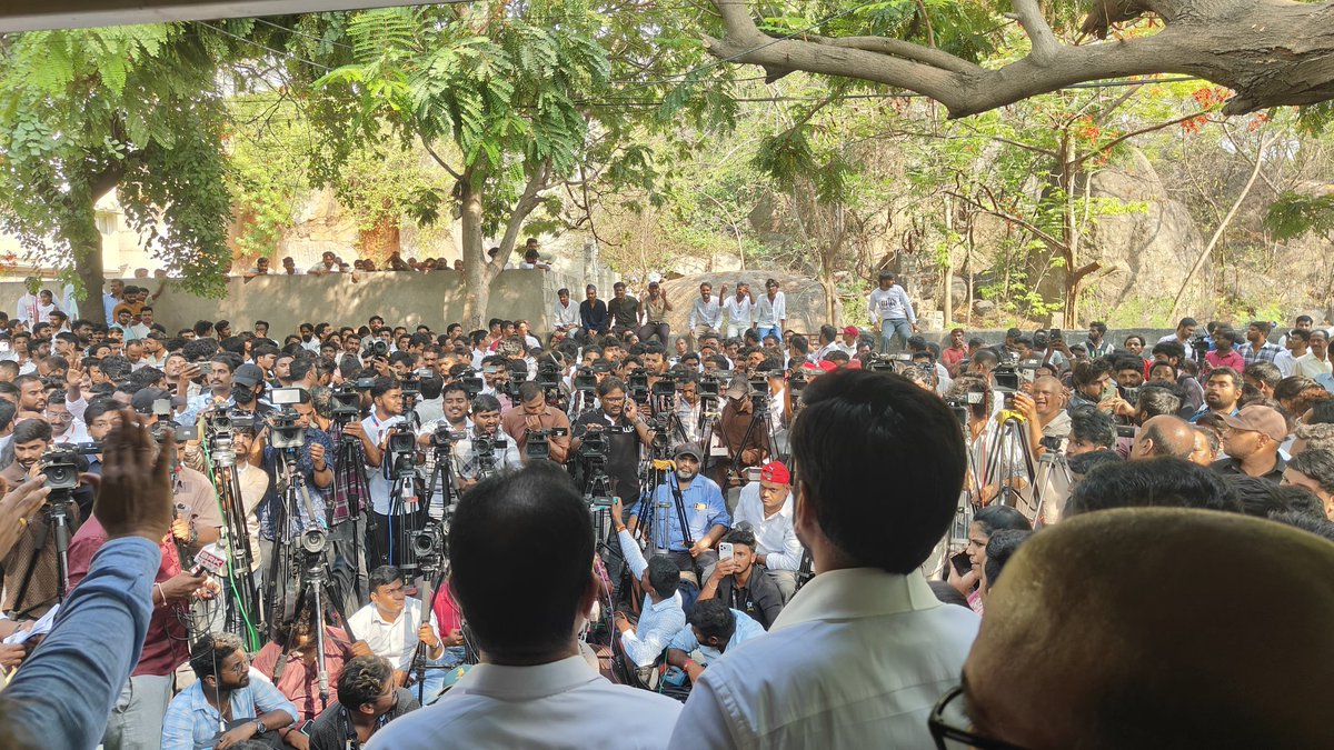 TeamHydPSPK's tweet photo. 🚨 Huge number of fans gathering at Pawan Kalyan’s residence:

All set for POWER PACKED Press meet.
#PawanKalyan https://t.co/7Fn91M4H4O