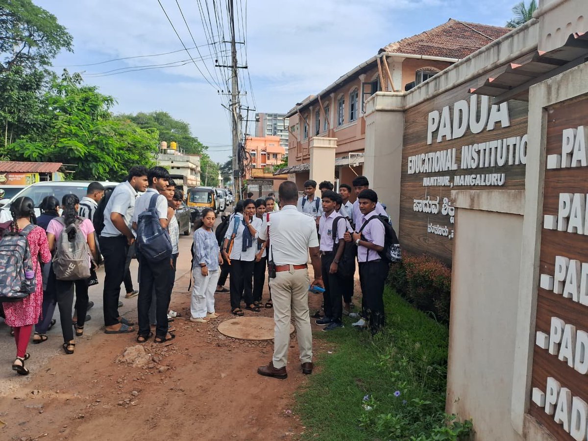 trafficeastmgc's tweet photo. ಮಂಗಳೂರು ಸಂಚಾರ ಪೂರ್ವ ಪೊಲೀಸ್ ಠಾಣಾ ಎ ಎಸ್ ಐ ಪಾಲ್ ರಾಜ್ ರವರು ಪದವು ಶಾಲಾ ವಿದ್ಯಾರ್ಥಿಗಳಿಗೆ ರಸ್ತೆ ಸುರಕ್ಷತೆ ಬಗ್ಗೆ ಹಾಗೂ ರಸ್ತೆ ಅಪಘಾತದಲ್ಲಿ ಆಸ್ಪತ್ರೆಯಲ್ಲಿ ದಾಖಲಾಗಿ ಸರ್ಜರಿಗೆ ಒಳಪಟ್ಟಲ್ಲಿ  ಕೇಂದ್ರ ಸರ್ಕಾರದ ಪ್ರಧಾನ ಮಂತ್ರಿ ರಹತ್ ವಿಮಾ ಯೋಜನೆ ಲಭ್ಯವಿರುದಾಗಿ ಮಾಹಿತಿ ನೀಡಿ ಜಾಗೃತಿ ಮೂಡಿಸಲಾಯಿತು.@acptrafficmgc https://t.co/NopvjEIMbn