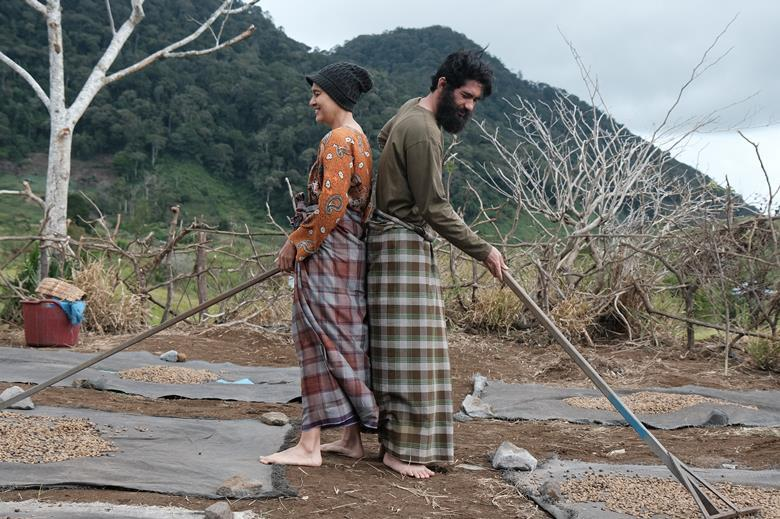 FilmIndoSource's tweet photo. New look at Sha Ine Febriyanti and Reza Rahadian in Jeremias Nyangoen’s ‘BLACK COFFEE’.

Set against the cultural backdrop of the Gayo Highlands in Central Aceh, the drama follows a blind couple who works as coffee farmers as they’re longing for a child. https://t.co/ilnHFKjRlc