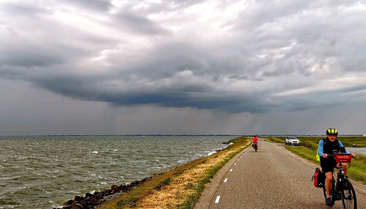 Feelgood_1_'s tweet photo. De eerste flinke buien zijn gearriveerd om 11 uur. Markermeer Schellinkhout @RTL4 @SBS6 @Weerplaza @BuienRadarNL @weeronline @NOS @NPO1 @HartvNL @weerenradar_nl @SevereweatherNL #Schellinkhout #Hoorn #Westfriesland #codegeel #onweer #buien https://t.co/TZcah8l7Aq