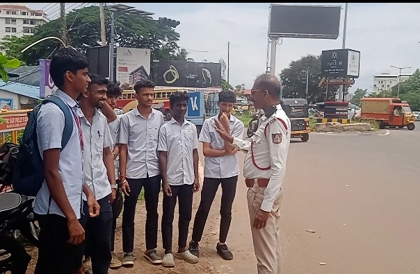 trafficeastmgc's tweet photo. ಮಂಗಳೂರು ನಗರದ ಸಂಚಾರ ಪೂರ್ವ ಪೊಲೀಸ್ ಠಾಣೆಯ ಎಎಸ್ಐ ಉದಯ ಕುಮಾರ್ ರವರು ಕೆಪಿಟಿ ಬಳಿ ಕೆಪಿಟಿ ವಿದ್ಯಾರ್ಥಿಗಳಿಗೆ ಸಂಚಾರ ನಿಯಮಗಳ ಬಗ್ಗೆ ಹಾಗೂ “ತುರ್ತು ಸ್ಪಂದನಾ ವ್ಯವಸ್ಥೆ-112” ಮತ್ತು ಡಿಜಿಟಲ್/ಸೈಬರ್ ವಂಚನೆ ಬಗ್ಗೆ ಪಿಎಂ ರಹತ್ ಯೋಜನೆ ಬಗ್ಗೆ ವಿವರವಾದ ಮಾಹಿತಿ ನೀಡಿ ಜಾಗೃತಿ ಮೂಡಿಸಲಾಯಿತು.@acptrafficmgc https://t.co/ZU4RtXq9Bp
