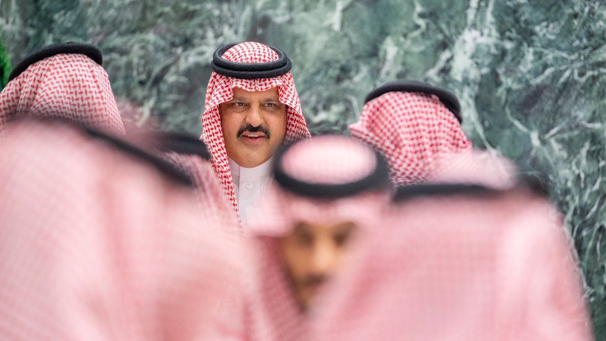 emara_hail's tweet photo. سمو #أمير_منطقة_حائل يستقبل وكلاء الإمارة المساعدين ومدراء العموم والإدارات ورؤساء الأقسام ومنسوبي الإمارة بمناسبة عيد الأضحى المبارك، مهنئاً سموه الجميع بهذه المناسبة، ومتمنياً لهم التوفيق. https://t.co/VKkIV2jByW