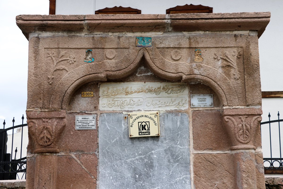 ahmetkus6's tweet photo. Ferhuniye Mahallesinde, Bosna Hersek Konya Fahri Konsolosluğunun yanında bulunan çeşme 1924'te yapılmıştır. Banisi belli olmayan çeşmenin ustası Halid’dir. Sille taşından yapılan çeşmenin kemerinde birer çini Mevlevi sikkesi bulunuyor. Çiniler bilinmeyen bir tarihte kırılmıştır. https://t.co/kmTMwMaQOz