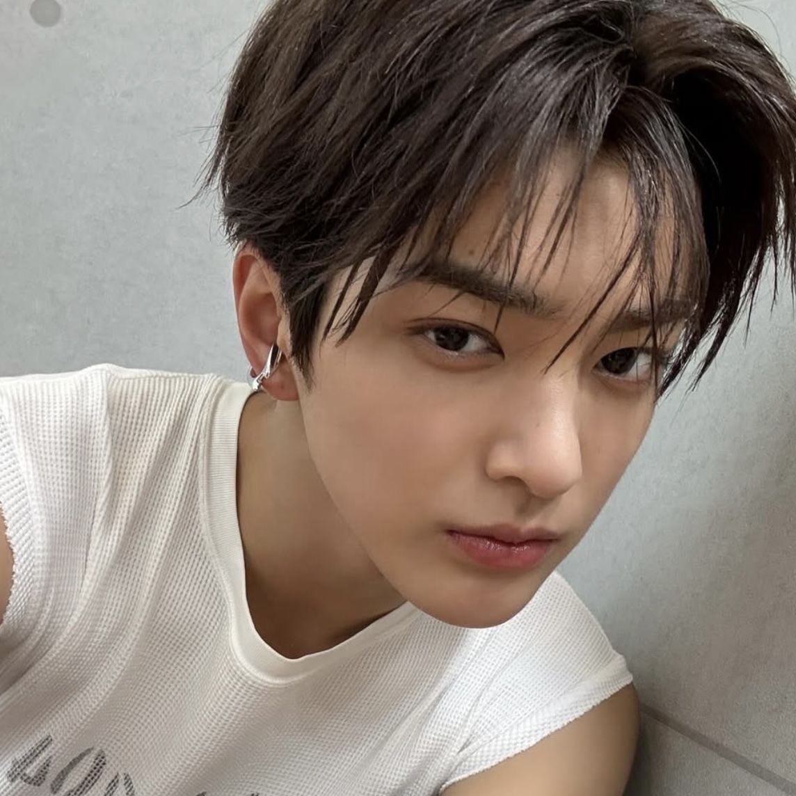 sera1100's tweet photo. “there’s something abt ppl w thick eyebrows” 

keonho: like???

(˶>⩊<˶) https://t.co/8SXQeumpPZ