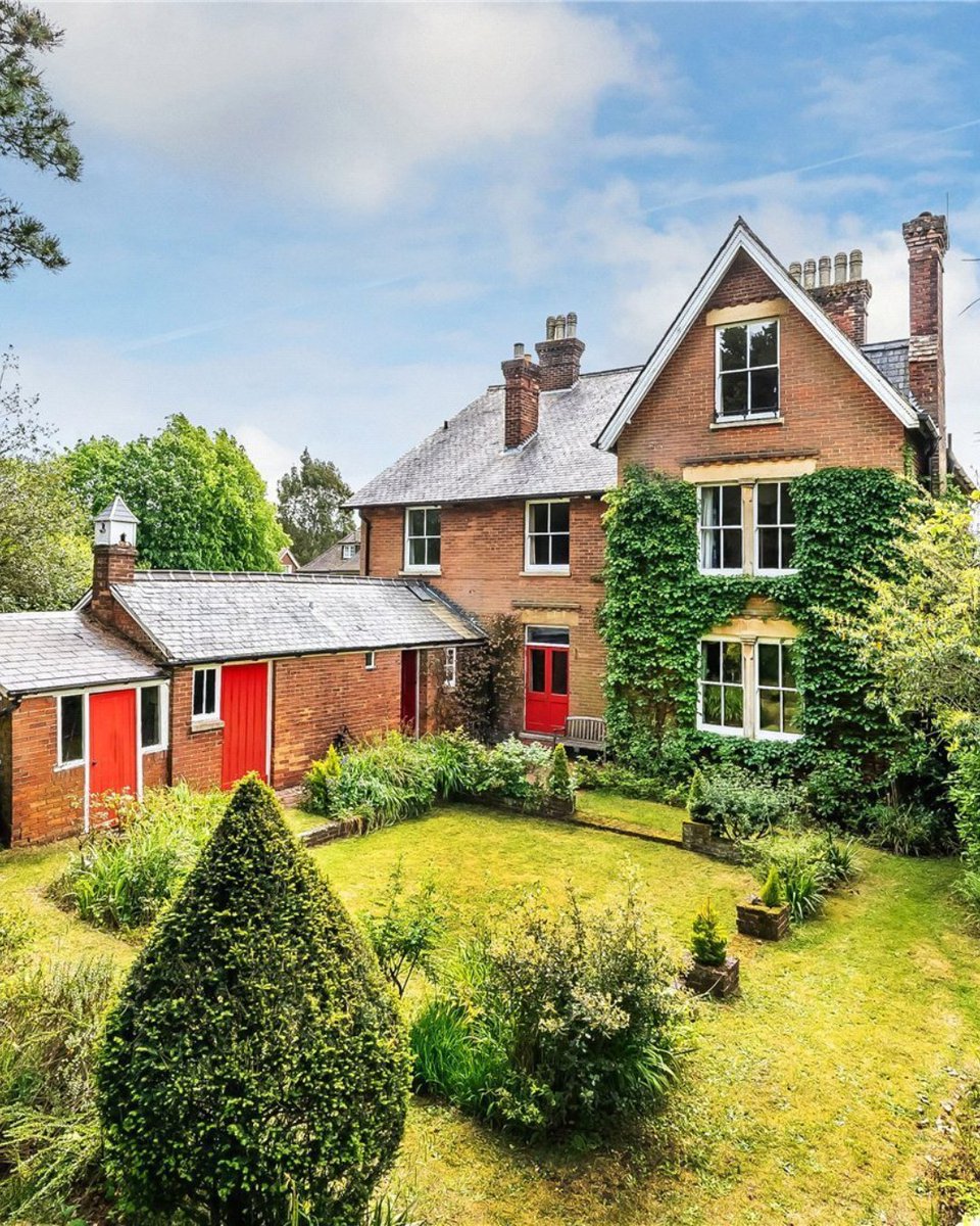 JacksonStops's tweet photo. Little Batts is a striking double-fronted family home on one of #Reigate's most sought-after private roads, moments from the open green spaces of #WrayCommon and the amenities of Reigate town centre. 

Guide price £2,500,000. @JS_Reigate

https://t.co/IdFftmBBhr https://t.co/4cpk1yiAt3