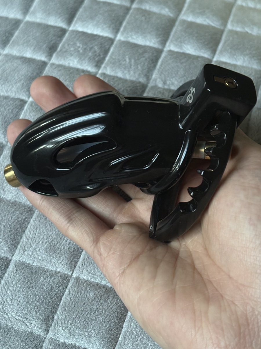 LatuhMo's tweet photo. 这次测的是索迹的萨蔓达御龙贞操锁（枪色），上手第一感觉就很惊喜
用下来最大的感受就是：
✅这款私密用品，整体体验很不错。质感高级低调。锁体采用亲肤安全材质，兼顾舒适度与卫生性；
✅：边缘圆润打磨，避免日常佩戴时的勒肉与不适
⚠️重点来了！
现争取到品牌��属优惠，点击图中产品海报即可入手 https://t.co/SSFoRsRONm