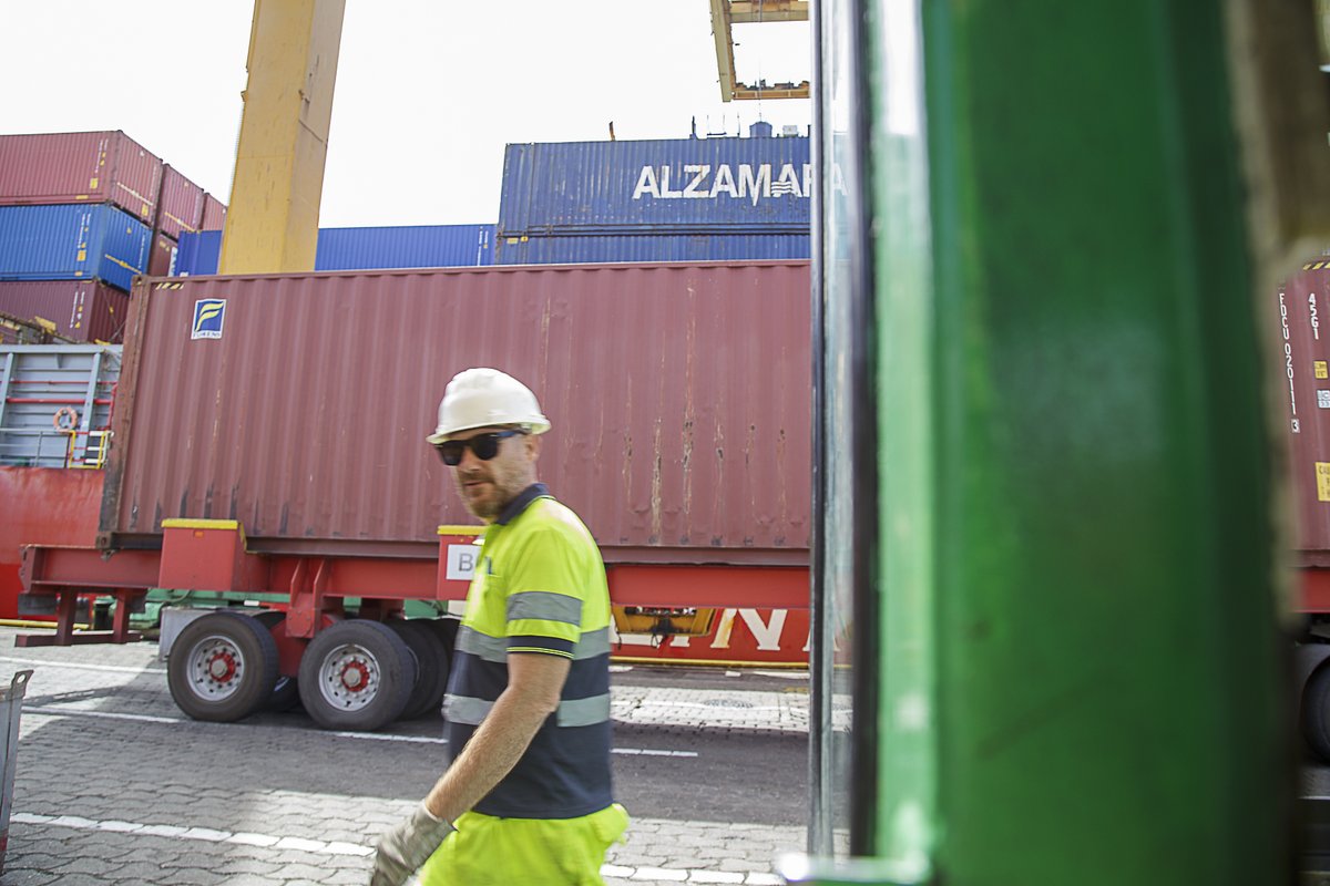 puertodecadiz's tweet photo. Trabajos portuarios en el buque portacontenedores WEC JAN STEEN. Muelle Reina Sofía, Puerto de #Ca´diz #portsofspain #workingpeople #containership #maritimetransport https://t.co/rArrGK6Pdz