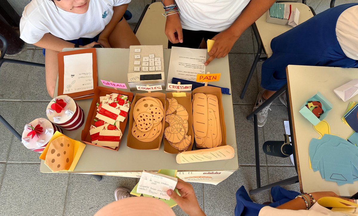 CeipFontan's tweet photo. 🇨🇵 MARCHÉ FRANÇAIS
Los alumn@s de 6° han celebrado el primer Marché Français, en el que han creado materiales y puestos de elaboración propia para que sus compañeros de 4° y 5º practiquen vocabulario y expresiones en francés relacionadas con las compras y la vida cotidiana 🇫🇷 https://t.co/LQP6MhIpIn
