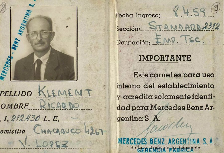 jbetlach's tweet photo. 1. června 1950

Zatímco se Evropa stále vyrovnávala s následky holokaustu a památka šesti milionů zavražděných Židů byla ještě bolestně živá, obdržel jeden z hlavních organizátorů nacistické genocidy nový cestovní doklad vydaný Mezinárodním výborem Červeného kříže.

Pod falešným jménem Ricardo Klement získal Adolf Eichmann, muž odpovědný za organizaci deportací statisíců Židů do vyhlazovacích táborů Auschwitz-Birkenau, Treblinka a dalších nacistických továren na smrt, možnost uniknout spravedlnosti.

Uprchl do Argentiny, kde žil nenápadným životem. Pracoval nejprve v továrně na zpracování kovů a později pro společnost napojenou na režim prezidenta Juana Peróna, známého svými sympatiemi k bývalým nacistům. V roce 1952 se k němu připojila i jeho rodina. Po dlouhá léta žil bez výčitek a bez trestu, zatímco svět postupně obracel stránku.

Eichmannův útěk byl součástí nechvalně proslulé sítě takzvaných „ratlines“, která pomohla tisícům nacistických zločinců uniknout do Jižní Ameriky. Na jejich přesunech se podíleli jednotlivci a organizace z různých zemí, mimo jiné i představitelé Červeného kříže, některé kruhy ve Vatikánu a další pomocníci. Stejnou cestou unikli například Franz Stangl, velitel vyhlazovacího tábora Treblinka, Josef Mengele, známý jako „Anděl smrti“, nebo Klaus Barbie, přezdívaný „Lyonský řezník“.

Eichmanna nakonec v roce 1960 vypátrala a doručila spravedlnosti izraelská zpravodajská služba Mosad. Po procesu v Jeruzalémě byl odsouzen k smrti a 1. června 1962 popraven, přesně dvanáct let poté, co obdržel cestovní doklad umožňující mu útěk.

Pro mnohé Izraelce a Židy po celém světě je tento příběh připomínkou hořké zkušenosti 20. století: když byli Židé pronásledováni a vražděni, velká část světa je nedokázala ochránit. A v některých případech následně pomohla jejich vrahům uniknout odpovědnosti.

Právě tato historická zkušenost patří mezi důvody, proč je existence Izraele pro mnoho Židů otázkou základní bezpečnosti. Z přesvědčení, že v době ohrožení nelze spoléhat pouze na dobré úmysly mezinárodního společenství, ale také na schopnost vlastní obrany a ochrany. Izrael tak pro své zastánce představuje jistotu, že pronásledovaní Židé budou mít vždy místo, které je přijme, a stát, který je bude bránit.

od @CptAllenHistory